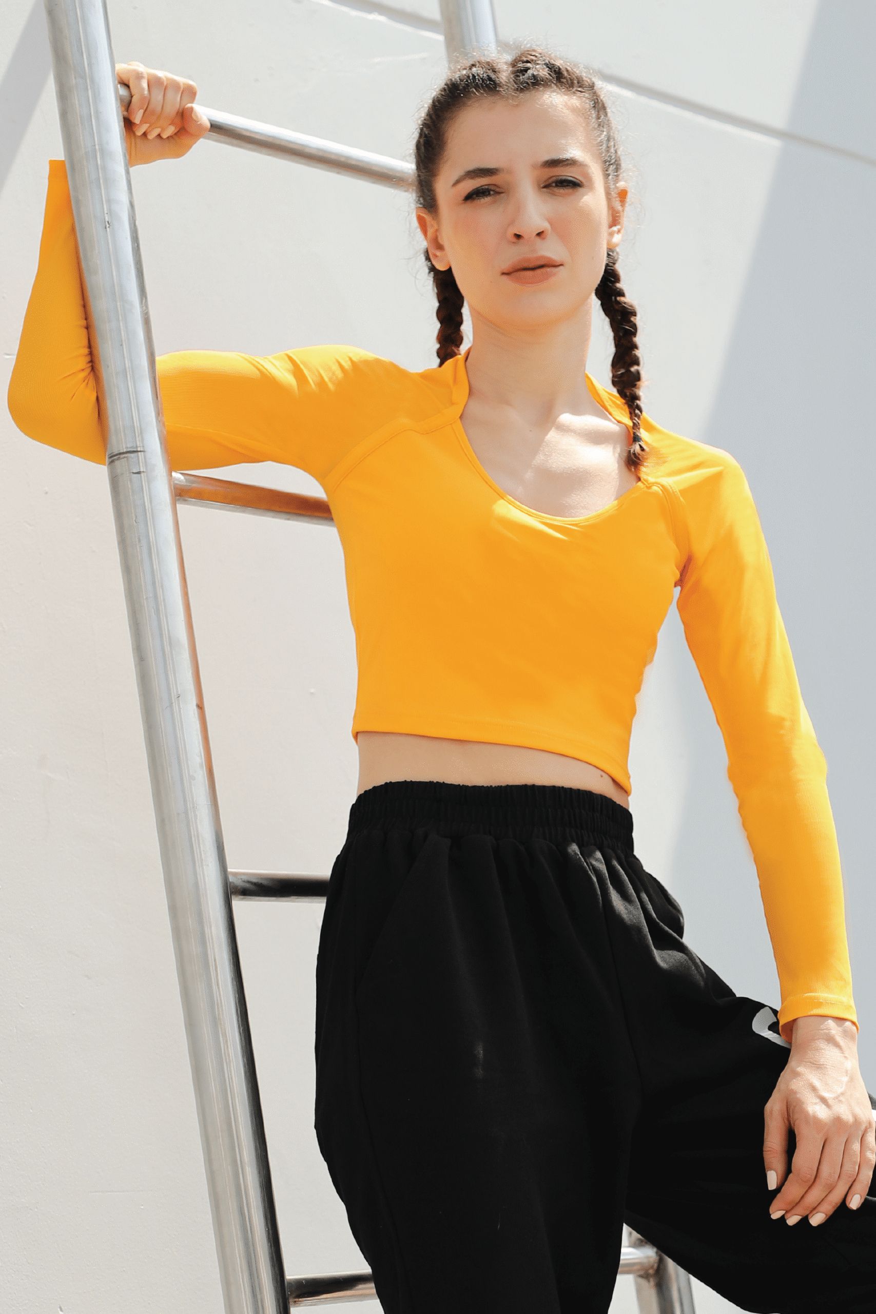 Croptop Aluna – Áo Sportswear Nữ Năng Động, Thoải Mái & Thời Trang | JOYLYAN SPORTSWEAR - Ảnh 3